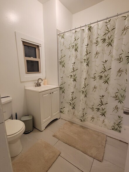 Bathroom - 4335 S Saint Lawrence Ave