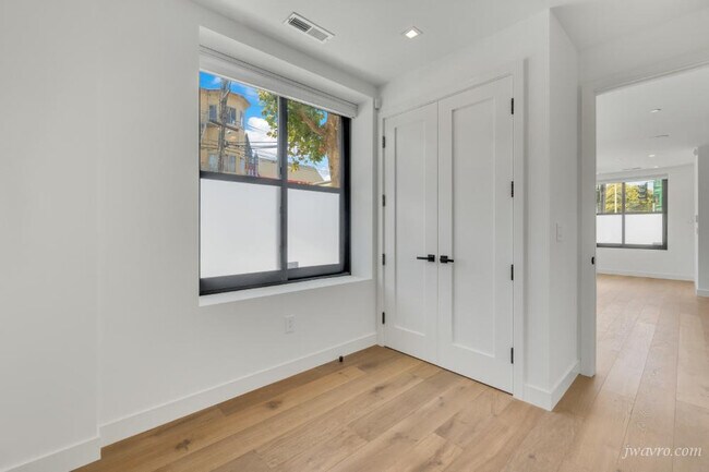 Building Photo - 1101 S Van Ness Ave