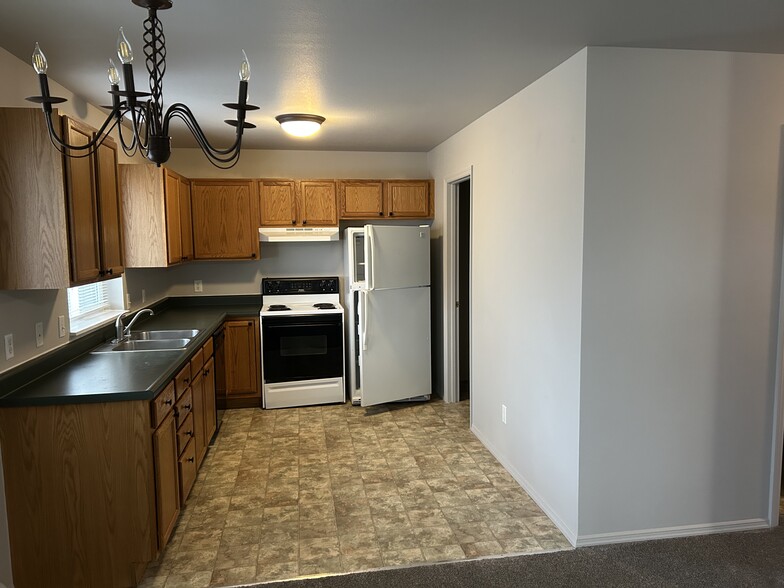 Kitchen - 909 Dimaggio Dr