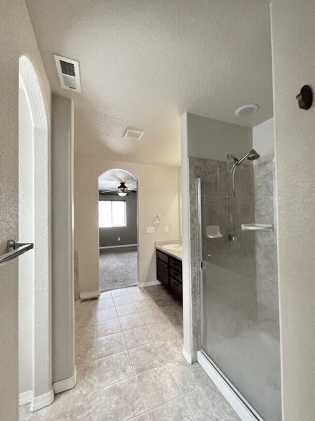 Building Photo - 2 Story Home with 3 Bed, 2.5 Bath, 2 Car G...