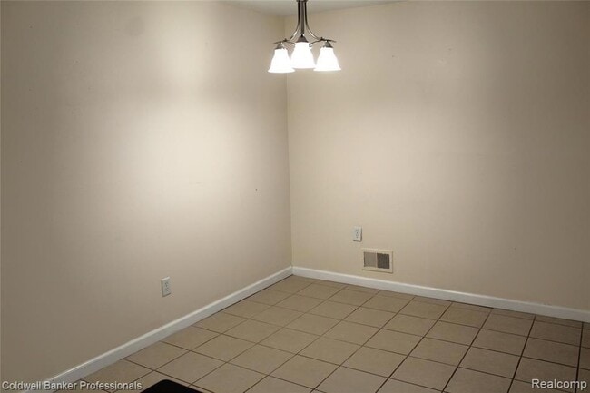 Building Photo - 6586 Carriage Hills Dr