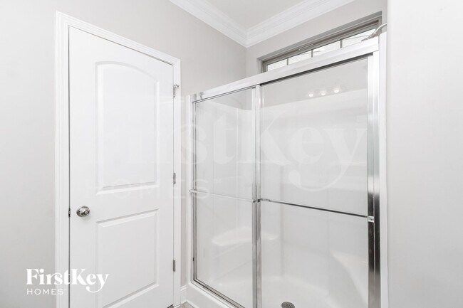 Building Photo - 5601 Marblehead Dr