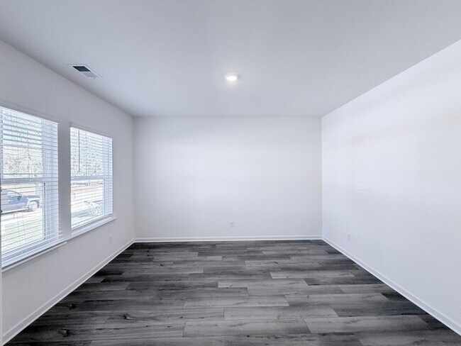 Building Photo - 522 Red Dragon Dr