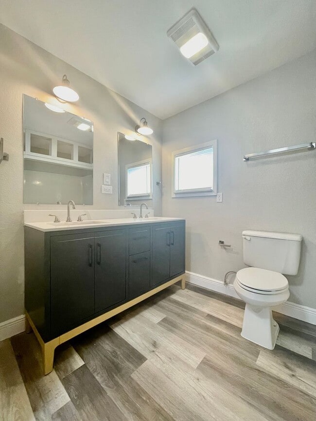 Building Photo - 2 Bedroom - New & Improved - Centrally Loc...