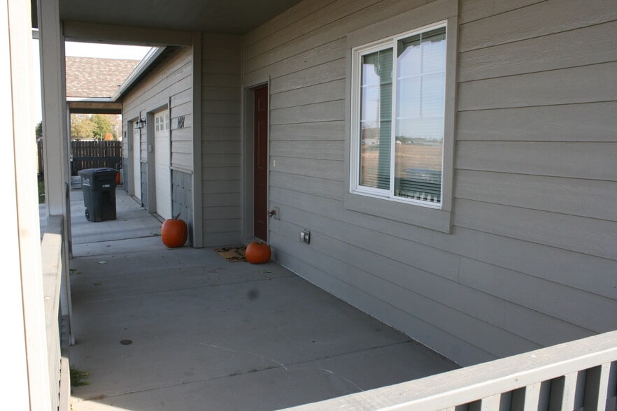 Building Photo - 1457 artesia st