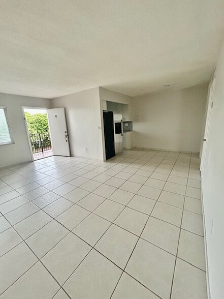 Large dining rm - 900 SW 84th Ave