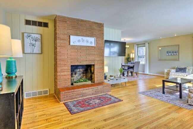 Building Photo - 1034 Clifton Hills Ave