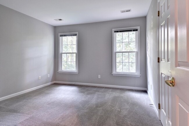 Building Photo - Updated & Spacious Home in Wythe Creek Farms