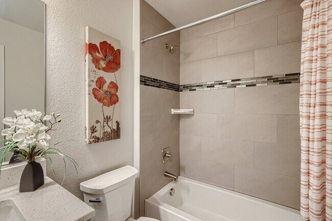 Building Photo - 3 bedroom - Date St