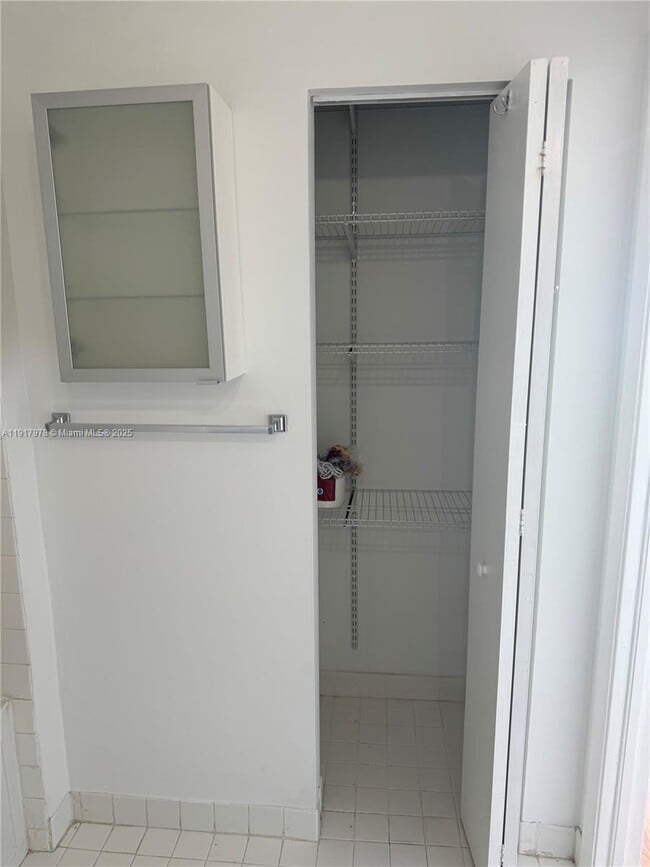 Building Photo - 10 SW South River Dr