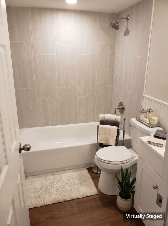 Building Photo - $500 OFF 1ST MONTH! $1,795/MO (GAS, WATER, SEWER & TRASH INCLUDED)