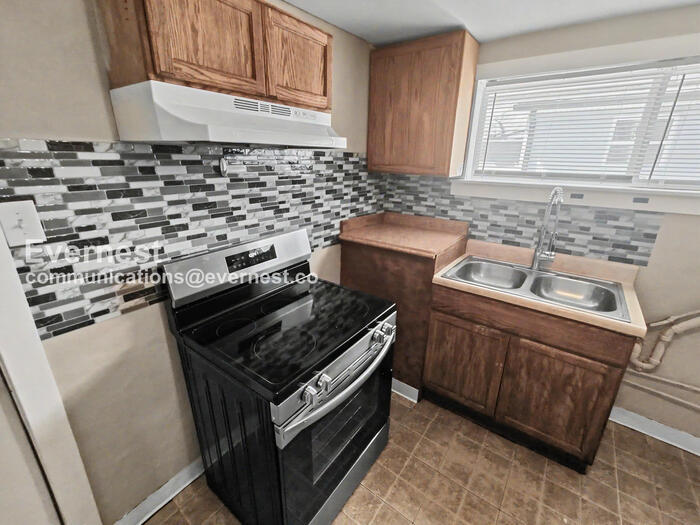 Building Photo - 1924 Blackford St