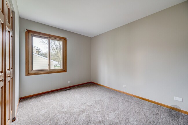 Building Photo - 4 N Birchwood Dr