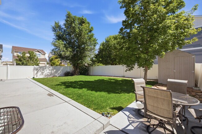 Building Photo - "Charming 3-Bedroom Home with 2.5 Baths on Kirk Street – 1744 sq ft of Comfort in Denver!"