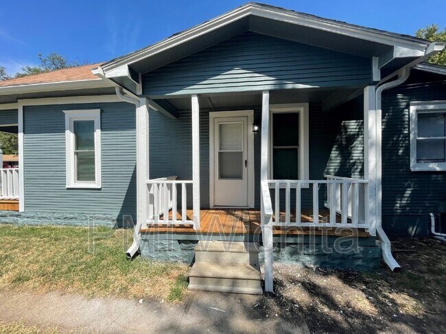 Building Photo - 206 N Ash St