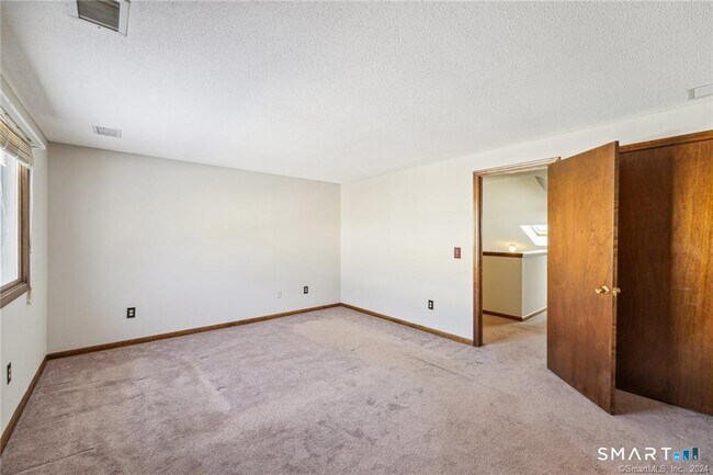 Building Photo - 17 Oak Forest Dr