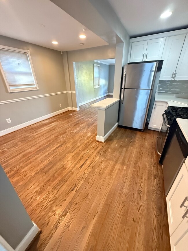 Building Photo - 82 Elmira St SE