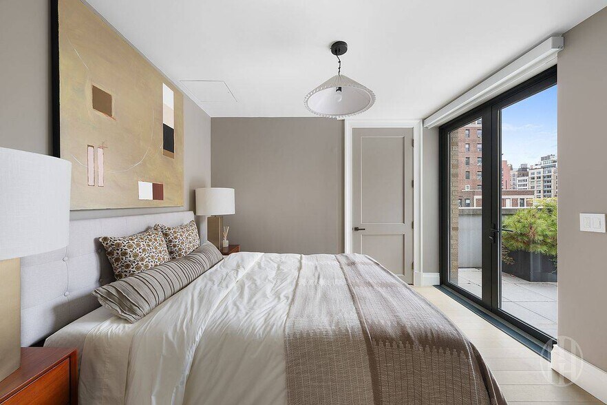 Building Photo - 164 W 74th St