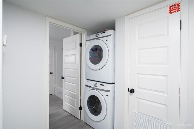 Building Photo - 1107 Shasta Ave W