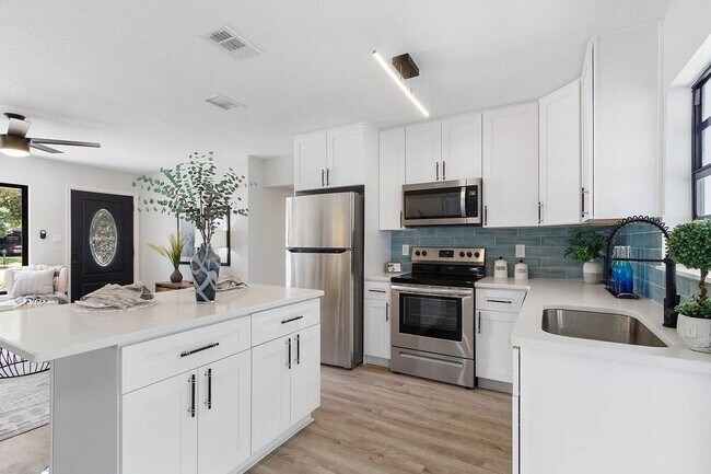 Building Photo - WELCOME TO YOUR NEW BRIGHT CHEERFUL UPDATED HOME