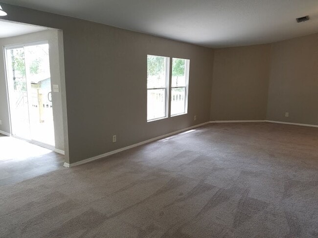 Building Photo - 3 Bed 2 Bath Bring your horses or livestock, the property is zoned agriculture