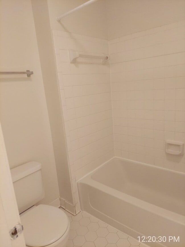 Building Photo - Spacious And Sun-Filled 3 Bedroom 2.5 Bath...