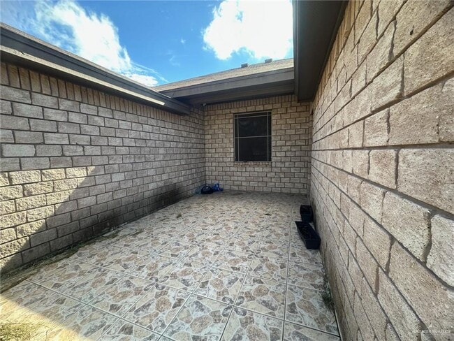 Building Photo - 19 Suaze St