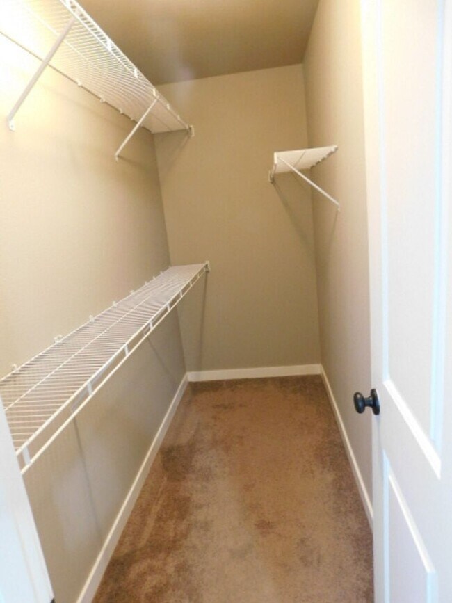 Building Photo - 4Bd/2.5Ba Two Story House - Available to View!