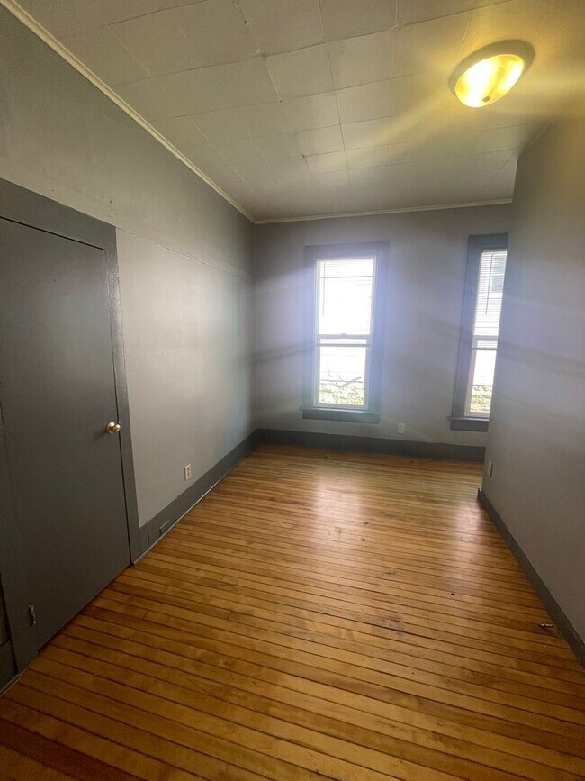 Building Photo - 952 Elmwood Ave