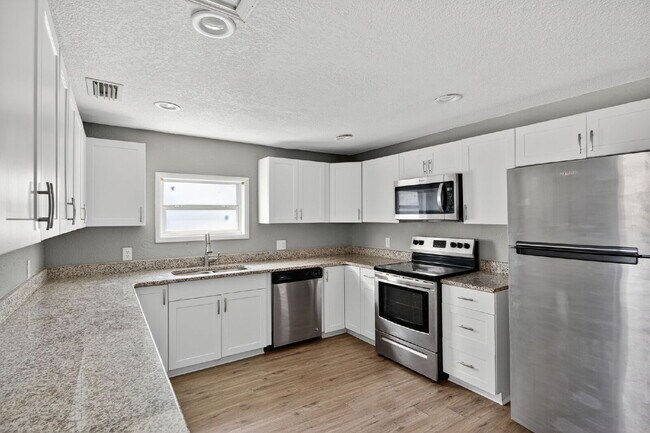 Building Photo - Location, Location, location! Large 3 Bedroom, 2 Bathroom Home for rent. This home has recently b...