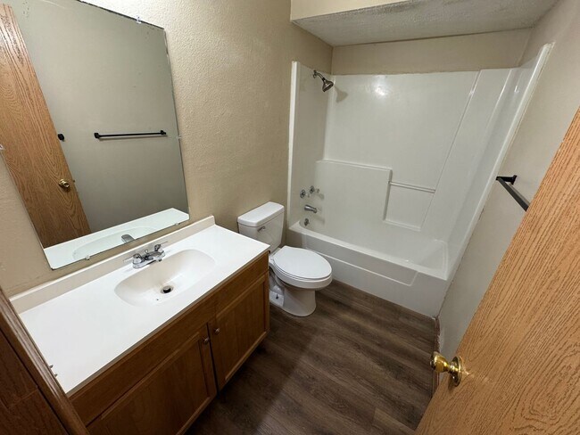 Building Photo - Recently updated 2 bed 1 bath Duplex with garage available now!