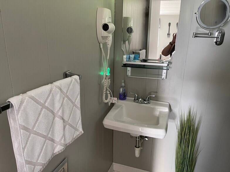 Building Photo - 220 Pearson Dr