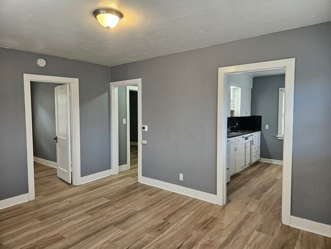 Building Photo - Quaint2 Bedroom House For Rent!