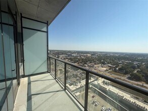 Building Photo - 610 Davis St