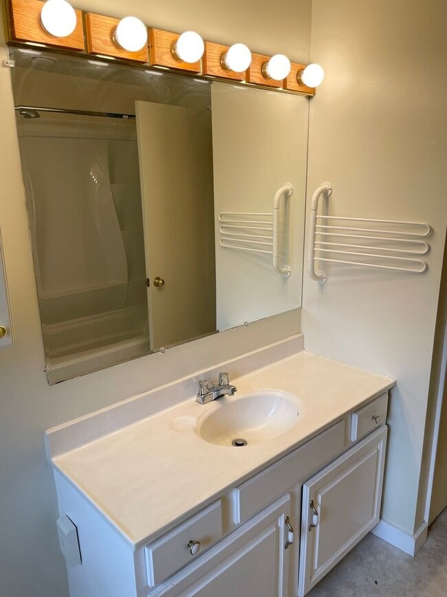 Building Photo - Charming 3 Bed 2.5 Bath Home in Newcastle