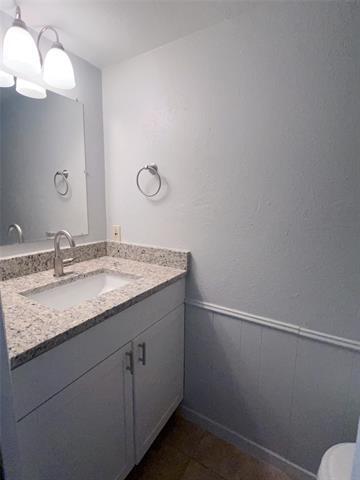 Building Photo - 2416 Lakeview Cir