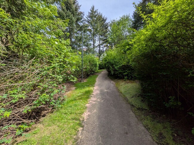 Building Photo - Pristine Spacious 3 Bedroom Lake Oswego Townhome | Skylights, High Ceilings, and Mt. Park Trails ...