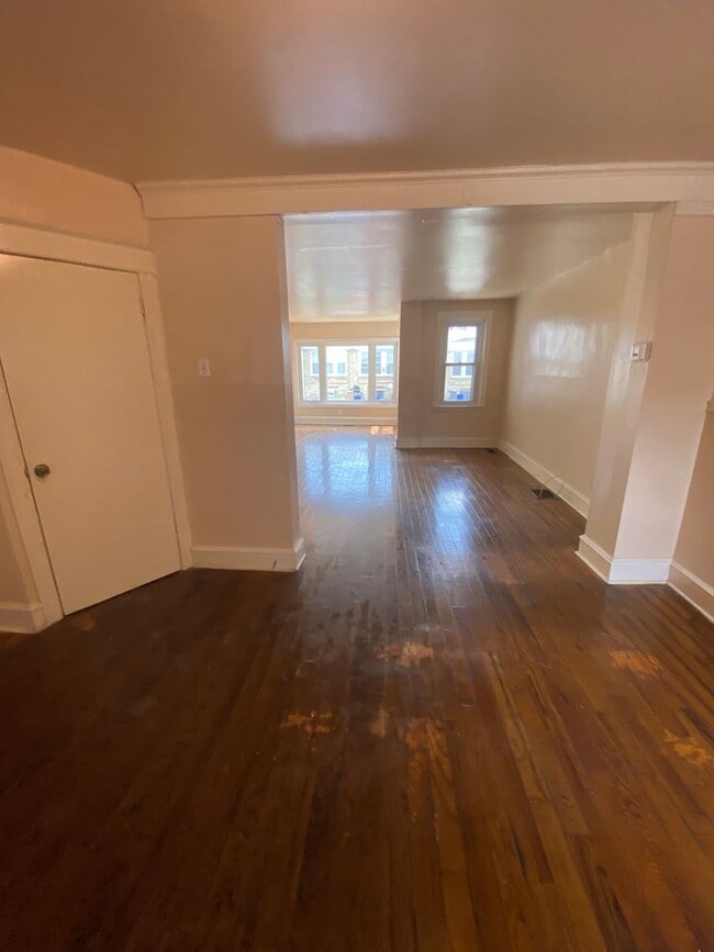 Building Photo - Newly Renovated 3 Bedroom and 1 Bathroom T...