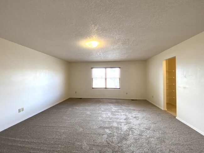 Building Photo - 4BR - PLUS LOFT and 3 CAR GARAGE