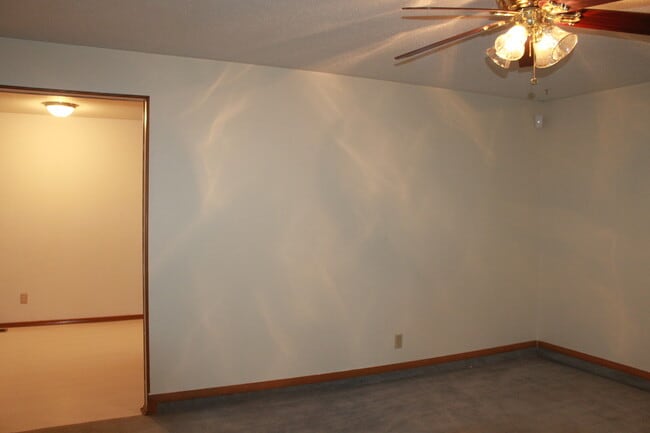 Building Photo - Fresh, Clean, Updated!