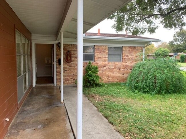 Building Photo - Lovely 3 bedroom 2 bath home