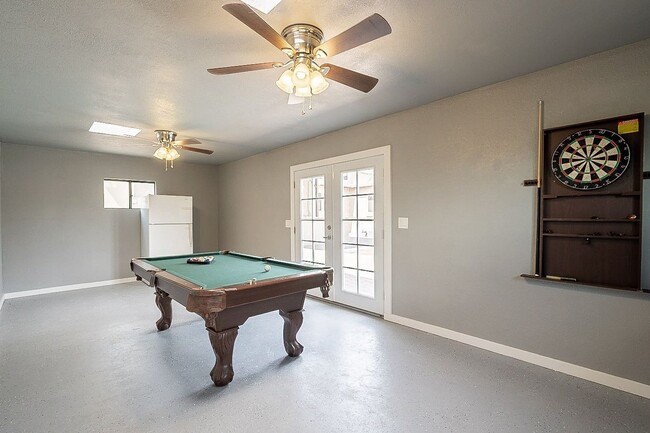 Building Photo - 928 E 6th St