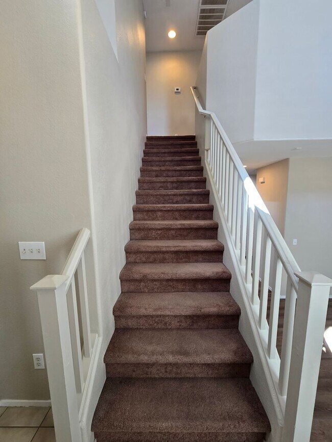 Building Photo - Terrific 3 bed + Loft 2 Car Need Space? Th...