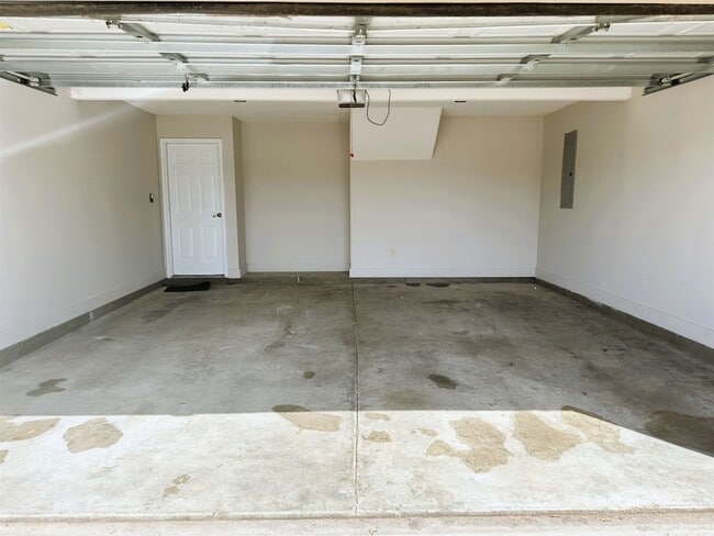 Building Photo - 6098 Ravenwood Lake Dr E