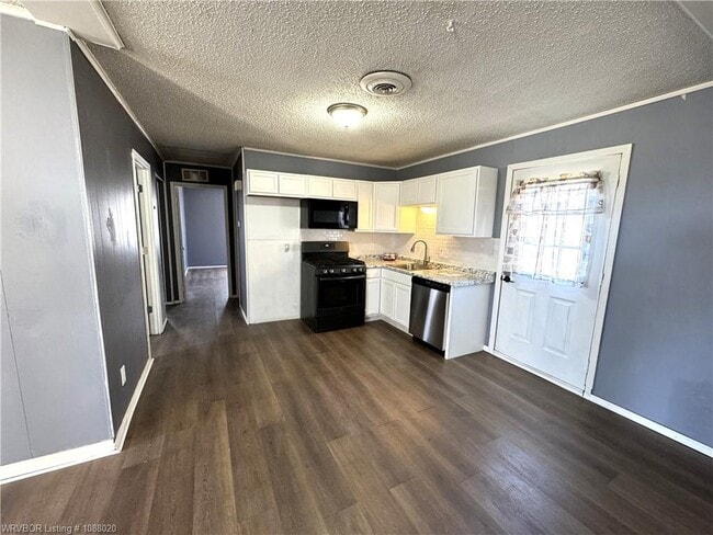 Building Photo - 107 S Oak St