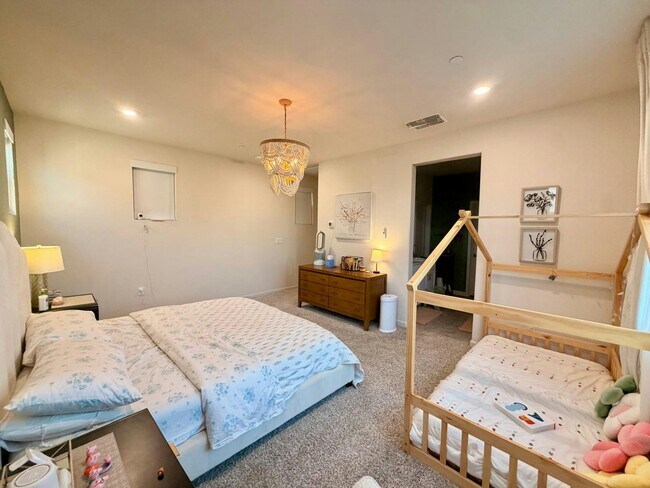 Building Photo - 3018 Kenwood Cir