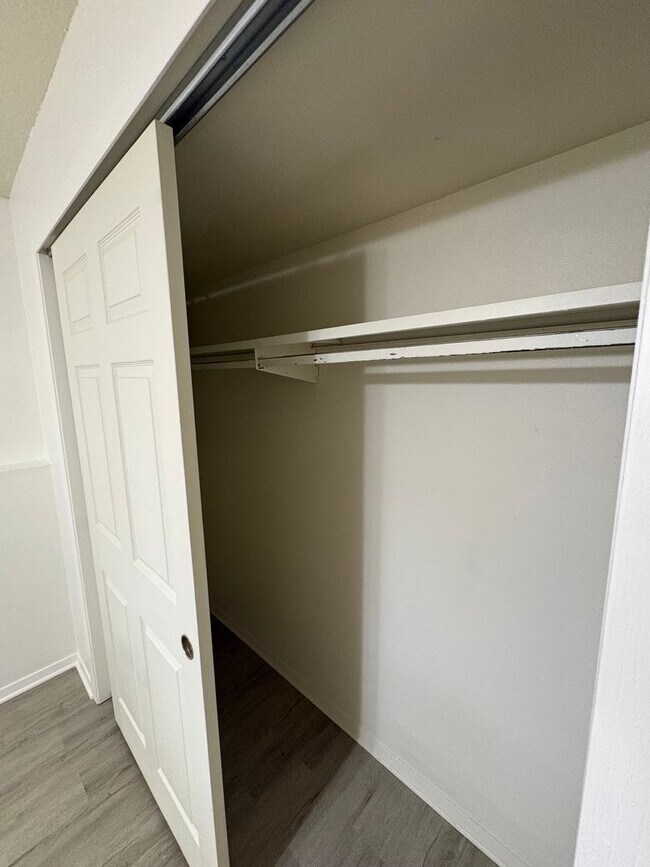 Building Photo - Updated **2 Bedroom | 1.5 Bath | 1-Car Garage Townhome**