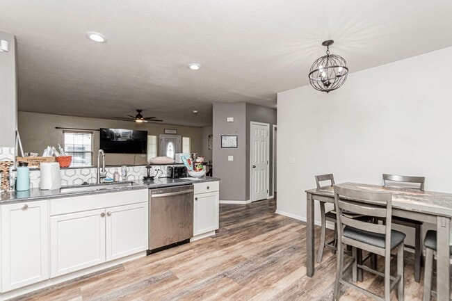 Building Photo - Spacious single family home