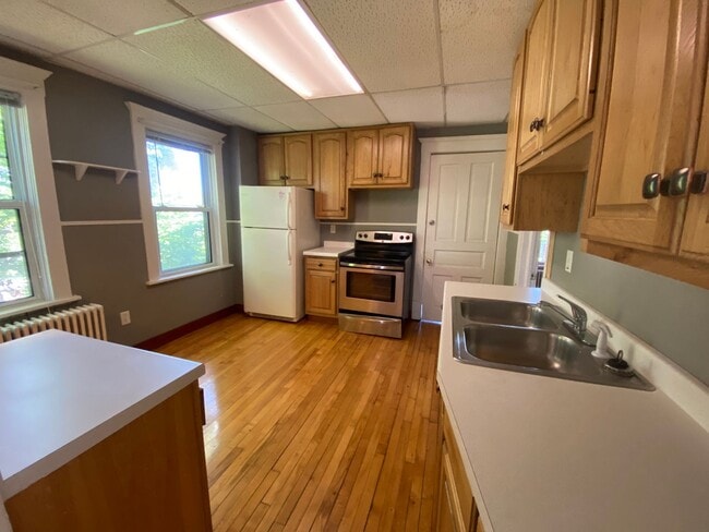 Building Photo - 920 E 5th St