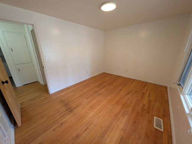 Building Photo - Federal Way One Bedroom Available Now! ALL...